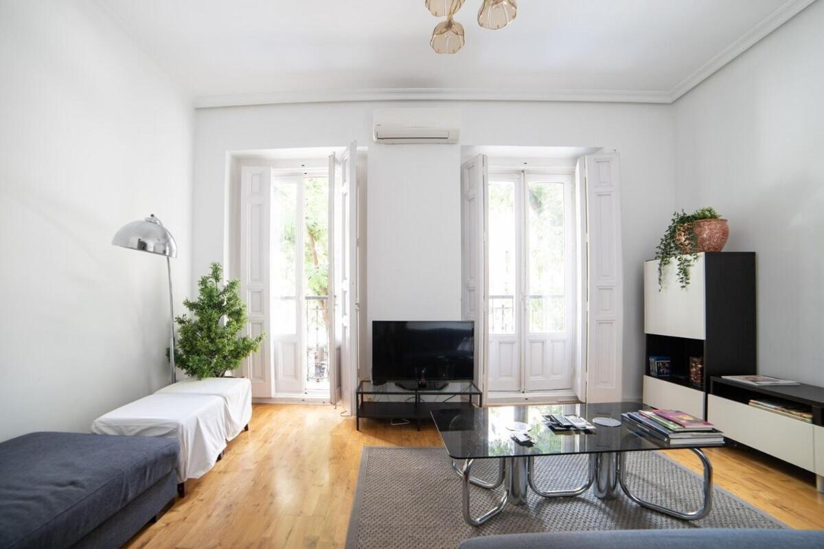 Bright Apartment In Historical City Center Madrid Buitenkant foto