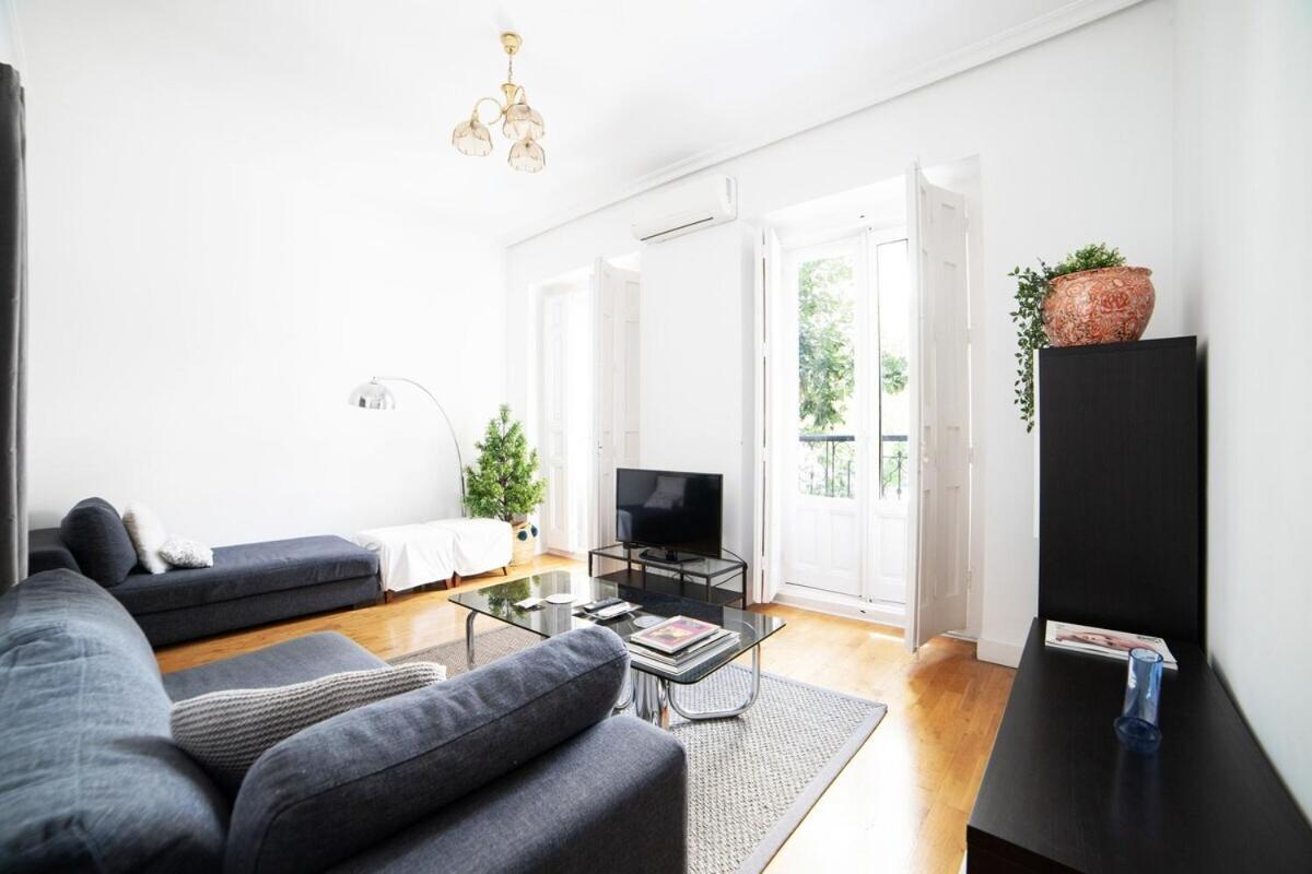 Bright Apartment In Historical City Center Madrid Buitenkant foto